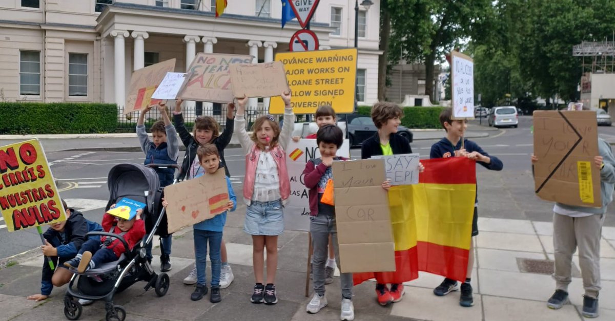 <a href="/Canada_Blanch/">Instituto Español Vicente Cañada Blanch</a> Hoy el alumnado de las clases @alce_londres que van a cerrar paso un día de protesta, luchando por poder seguir iendo a clase #7aulasALCE <a href="/consejeriauk/">Consejería de Educación Reino Unido e Irlanda</a>