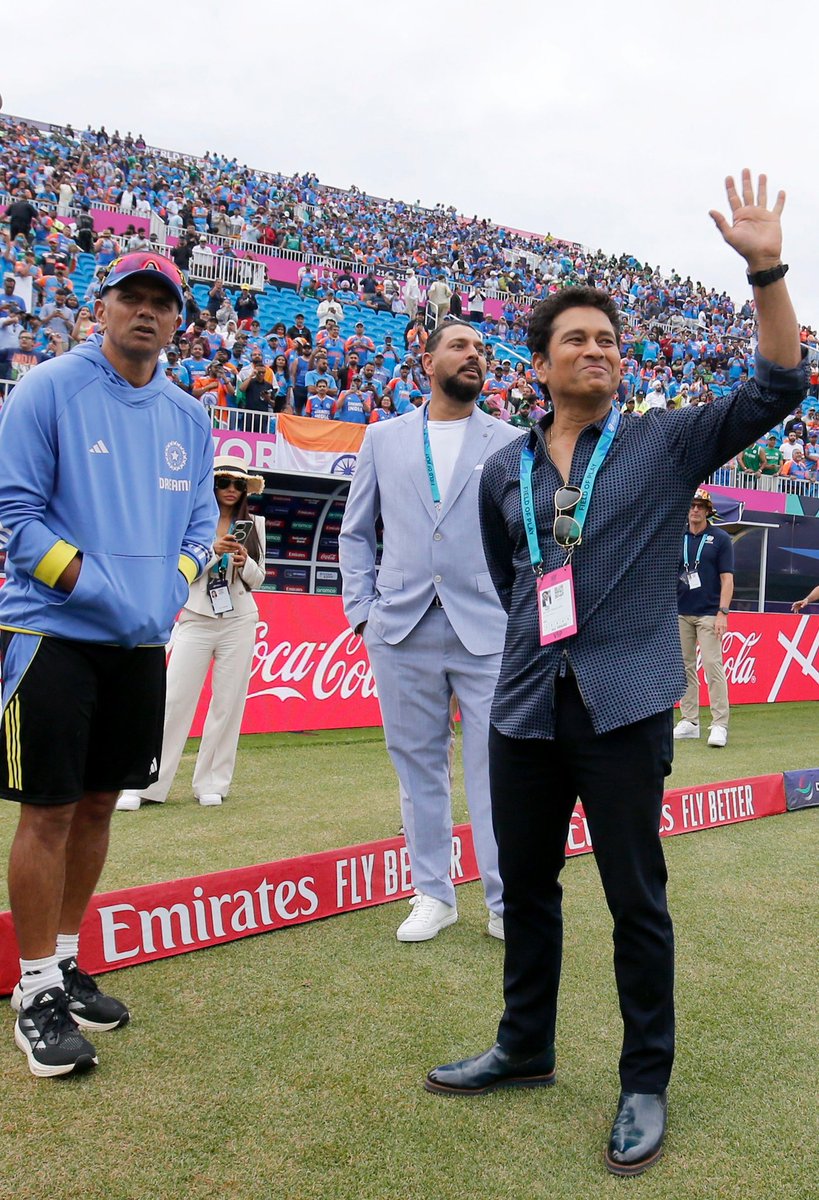 MidnightMusinng's tweet photo. 3 icons of Indian cricket in 1 frame - Sachin Tendulkar, Rahul Dravid and Yuvraj Singh

#T20WorldCup #T20WorldCup24 #ViratKohli #RohitSharma  #INDvsPAK #RamojiRao #T20WC24 #ICCWorldT20  #NEDvSA #AUSvENG #AUSvsENG #T20WorldCup2024 #ModiCabinet https://t.co/x6Eacyj7Sy