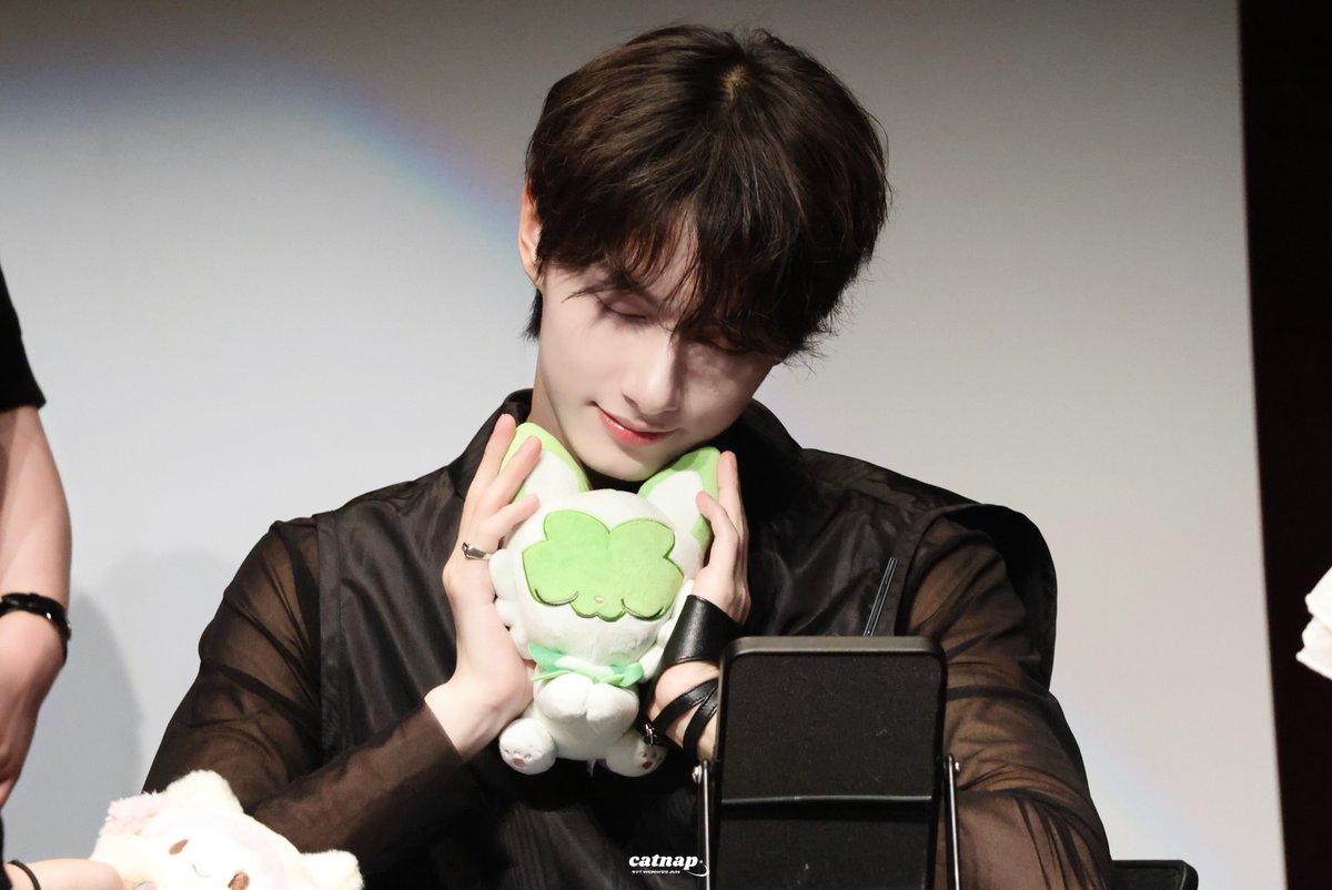 😴
#냥이_차오른단건_준휘_생일이란뜻이야
#JUNmeowDAY