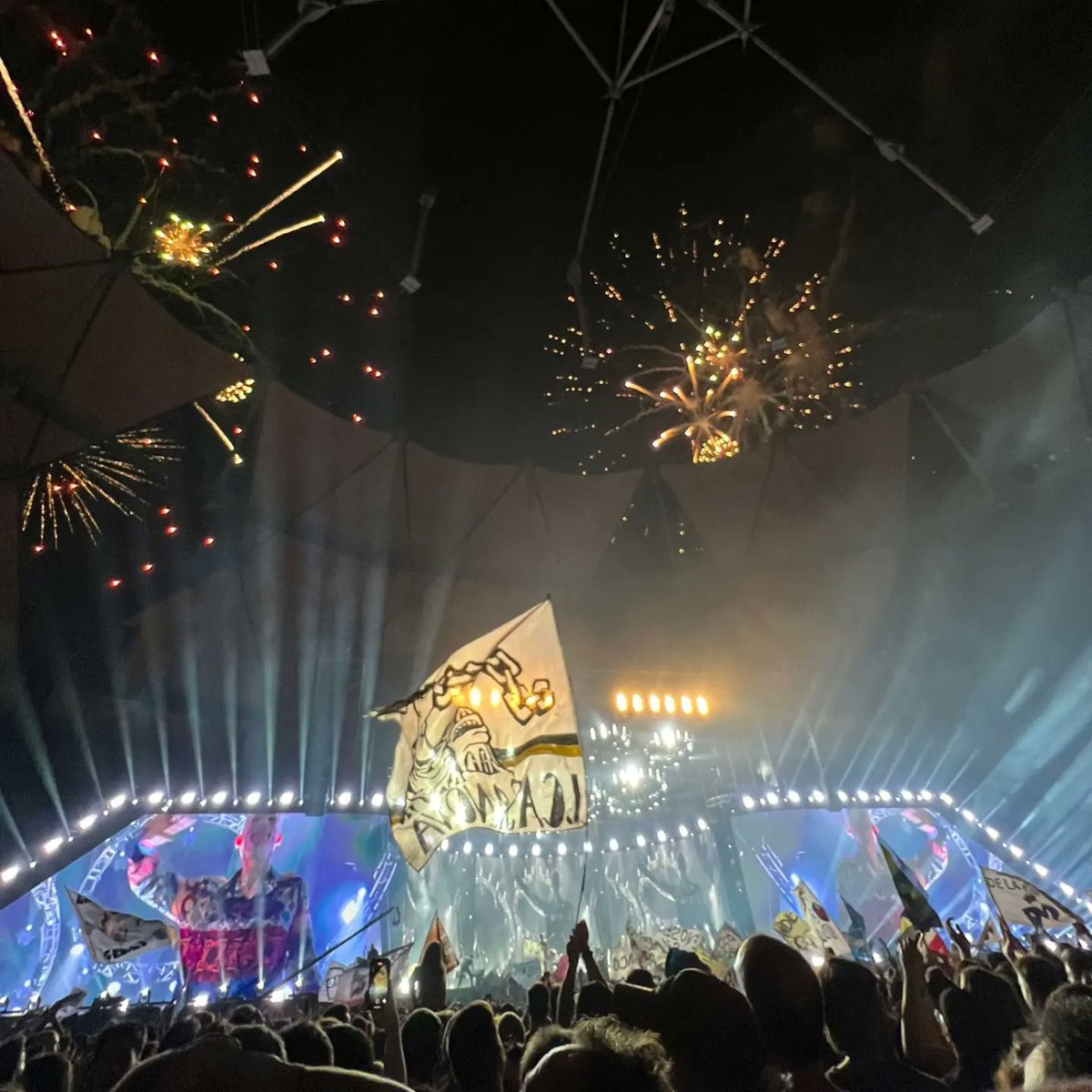 tponceeepr's tweet photo. Despues de este terrible recital que no queden dudas que el Indio Solari es el artista mas importante, popular y convocante de la historia incluso sin estar fisicamente en el escenario https://t.co/p2X4m73aJR