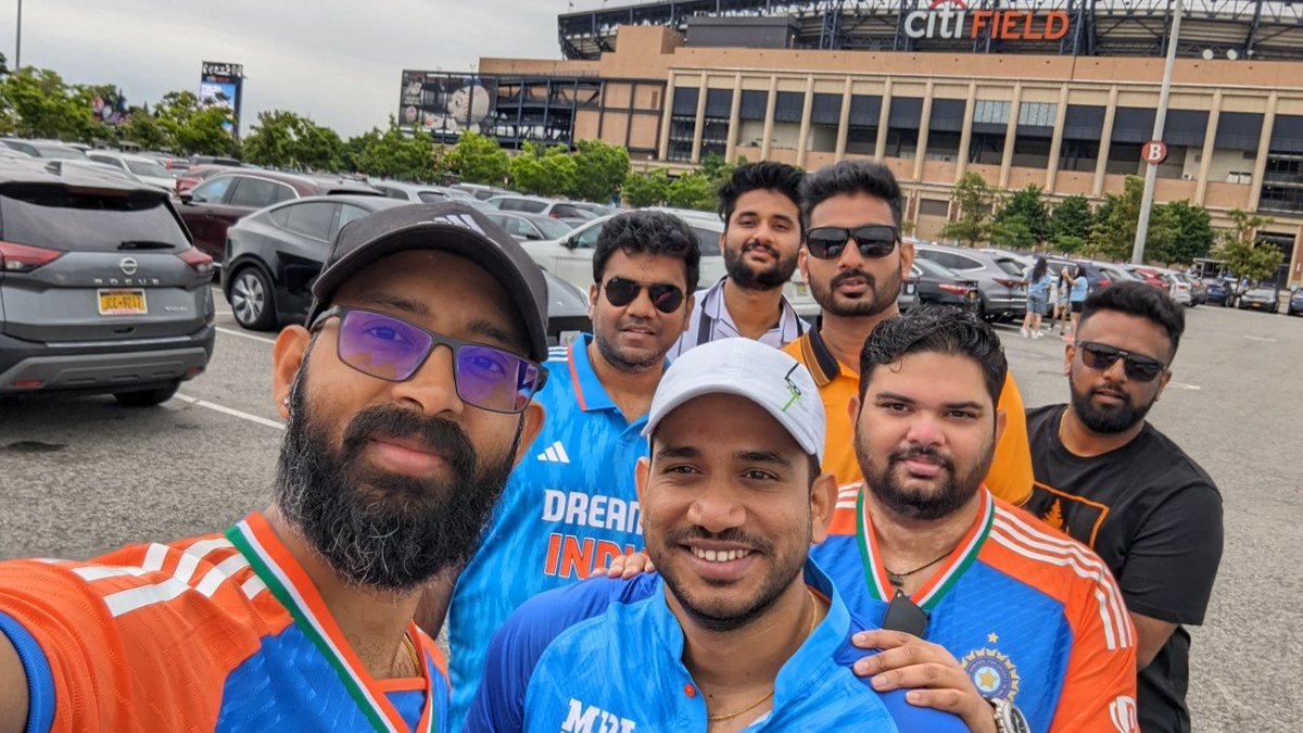 SesankaK's tweet photo. #Cocacolacricket Let's go India!!! https://t.co/jwE813egk8