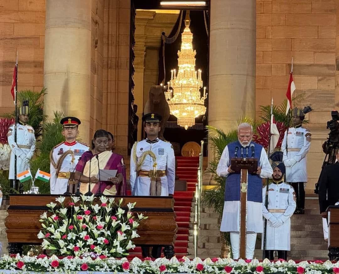 Chh_Udayanraje's tweet photo. आदरणीय श्री. नरेंद्रजी मोदी यांनी तिसर्‍यांदा भारताच्या पंतप्रधानपदाची शपथ घेतली आणि नवभारताच्या विकासाचा नवा अध्याय रचण्याचा प्रारंभ केला. 
एनडीए सरकार समाजातील सर्व वंचित आणि शोषित घटकांचे जीवनमान सुधारण्यासाठी, देशाला विकसित  राष्ट्र बनवण्यासाठी समर्पित राहील.
@narendramodi https://t.co/mmpYCBzT09