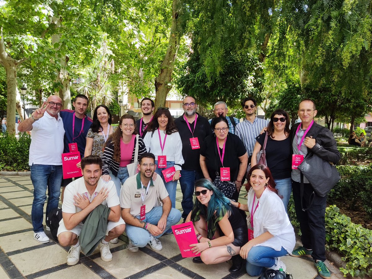 Descanso para comer. Apoderadas de <a href="/IUGranada/">IU Granada Ciudad</a> y <a href="/SumarGranada/">Movimiento Sumar Granada</a> compartiendo juntas la ilusión ❤️🩷