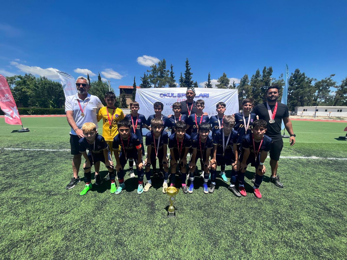 Antalyasporun akademi futbolcularından oluşan Mecdude Başakıncı Ortaokulu, Burdur ilinde gerçekleştirilen okul sporları küçükler kategorisi Türkiye finallerinde, yarı finalde Bursa, finalde de Mersin ekiplerini geride bırakarak Türkiye şampiyonu olmuştur.