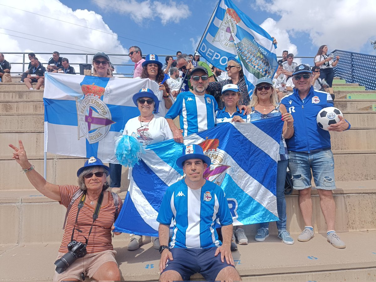 torredemarathon's tweet photo. ⚪🔵🍍El deportivismo, presente en la fase final de #LaLigaGenuine 🥰

📸: Josema Loureiro https://t.co/QwuEqmza8I