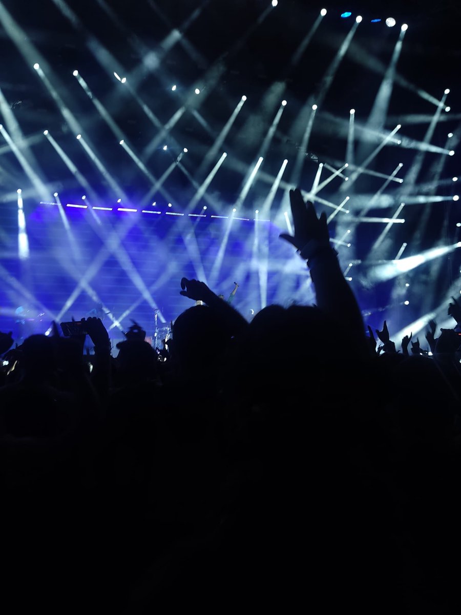 rodanthe_rena's tweet photo. Lo de anoche en el Estadio de La Cartuja no tuvo ningún sentido. 

50.000 personas ahí metidas y casi 3 horas recordando sus mejores temas junto con temas del último disco.

La experiencia de vivir un concierto de Estopa la recomiendo al 100000%. 
Gracias @estopaoficial 🏟️ 🎸 💛 https://t.co/mAE6qnovOl