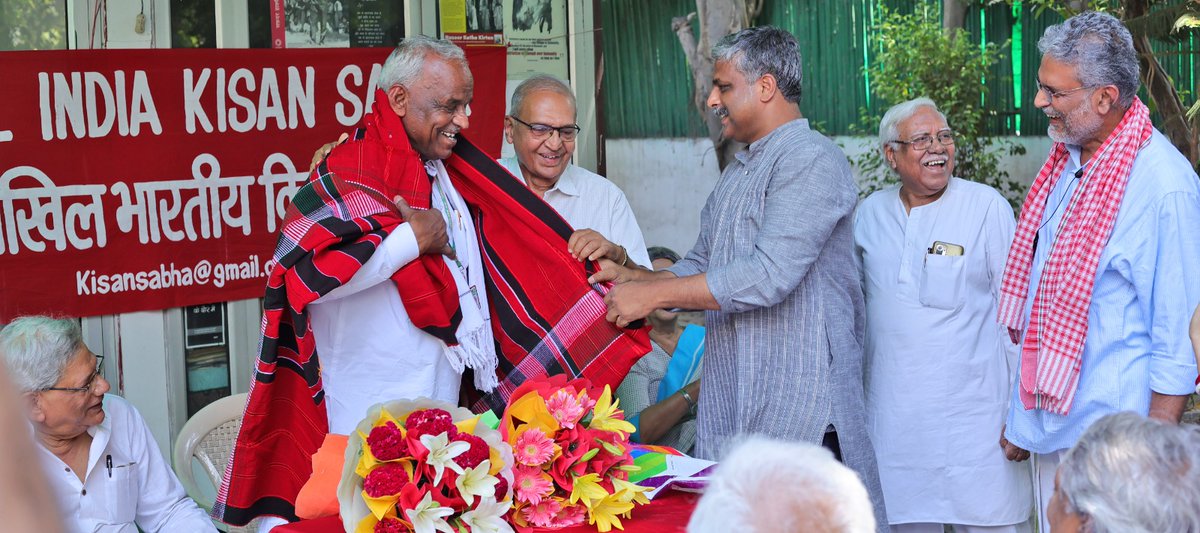 KisanSabha's tweet photo. AIKS, along with other class and mass organisations gave a hearty welcome to @comredamraram at the New Delhi office. Comrades Hannan Mollah, Dr Ashok Dhawale, Vijoo Krishnan and P Krishnaprasad felicitated the newly elected MP from Sikar with bouquets and a Naga shawl. (1/n) https://t.co/Bqz5oK4Dg3