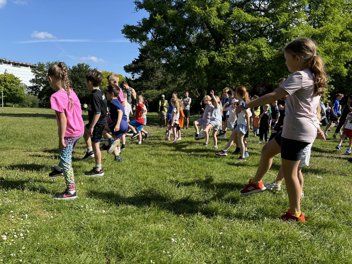 dartfordjpr's tweet photo. 💛 We loved seeing so much enthusiasm in the June sunshine this morning 

🏃‍♀️Thanks to the 42 juniors who helped us have such fun

🏅We recorded 17 personal best times

👋 A big hello to our 5 first timers 

🦺 And thanks to our amazing 25 volunteers!

#loveparkrun https://t.co/BuDkAffT3G