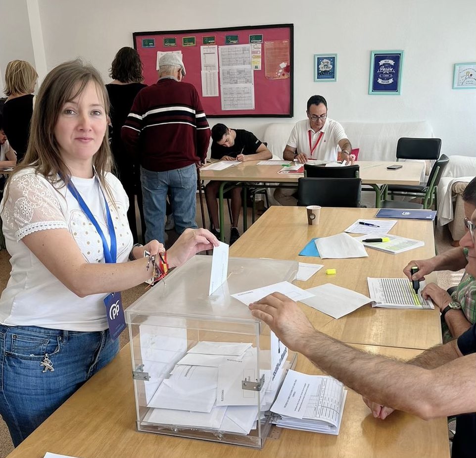 t_andicoberry's tweet photo. 🇪🇺🇪🇸 Hoy elegimos a quienes nos representarán en el Parlamento Europeo, a quienes velarán por defender  los intereses de nuestra tierra, por eso es tan importante ir a votar. 

#CLMResponde
#EspañaResponde
@PP_CLM https://t.co/xo7RCAgGvv