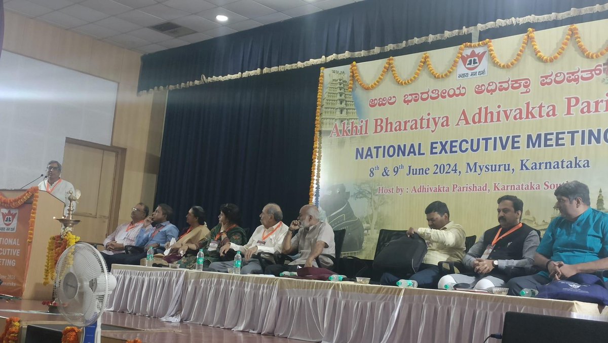AdhivaktaP's tweet image. Concluding session of National Executive Meeting 2024 of @AdhivaktaP — Address by Shri K. Srinivas Murthy, Senior Advocate & National President, Akhil Bharatiya Adhivakta Parishad .
Also in picture : Team Karnataka/Mysore with National Office Bearers of #ABAP