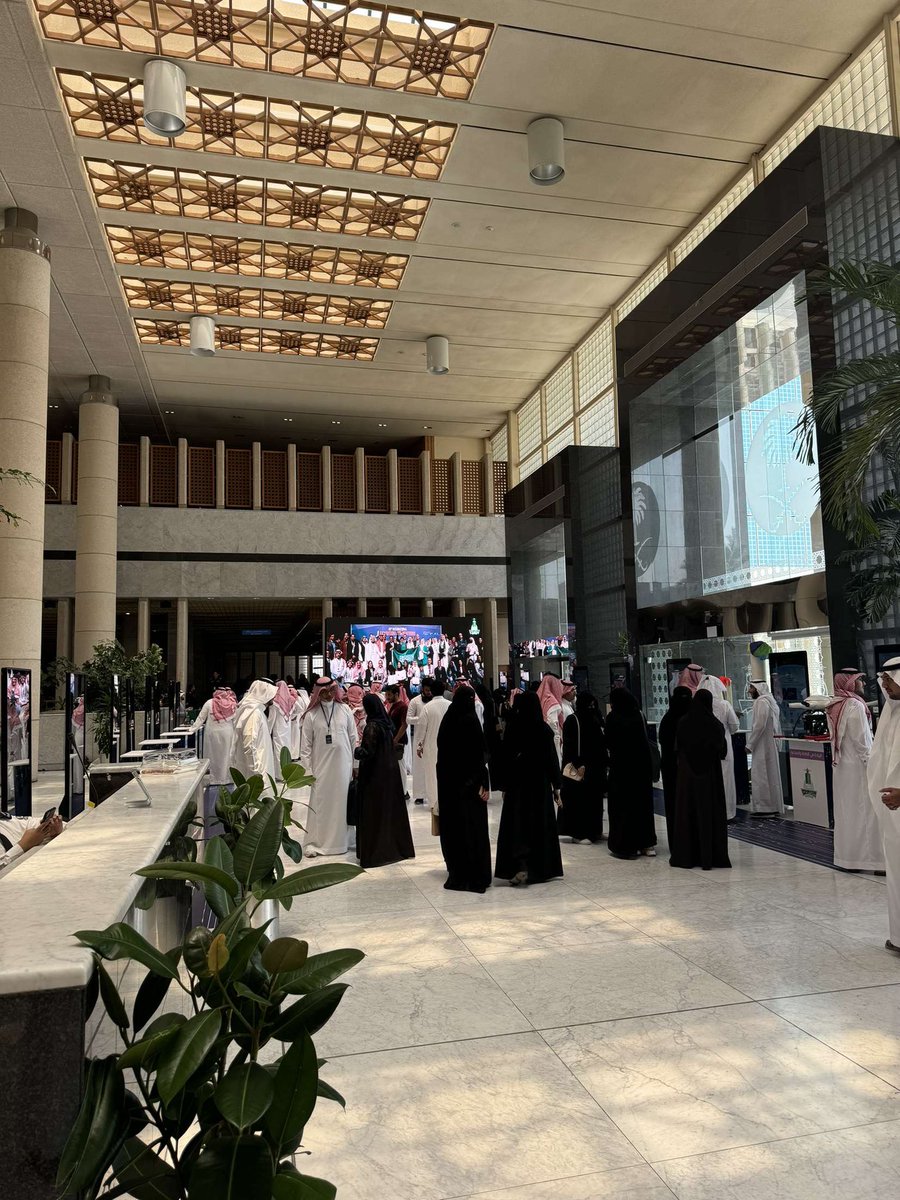 Azserrs's tweet photo. سعدت اليوم بحضور اللقاء المفتوح مع معالي وزير الاتصالات وتقنية المعلومات م/عبدالله السواحه والذي أقيم في جامعة الملك عبدالعزيز والحقيقة استفدت من توجيهات معاليه حول الدراسة والمستقبل الوظيفي وهذا من حرص جامعة الملك عبدالعزيز لضرب مثال يحتذى به مثل معاليه @aalswaha https://t.co/YLExskv360