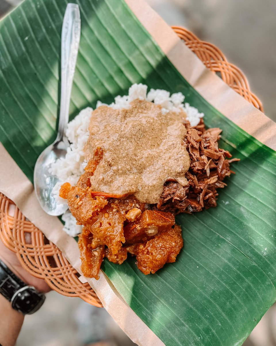 tumbarmericaa's tweet photo. Kalo Jakarta sarapan kearifan lokalnya bakmi, kalo Jogja ya Nasi Gudeg laaah 😂 ini aku mau share 5 spot Gudeg Pagi langgananku 

1. Gudeg Mba Pirang, Babarsari.
Wah ini favorito banget, selain penjualnya yg nyentrik dan ramah, gudegnya ga terlalu manis, ada lauk mercon, dan kuncian nikmatnya di arehnya yang gurih banget 🤤