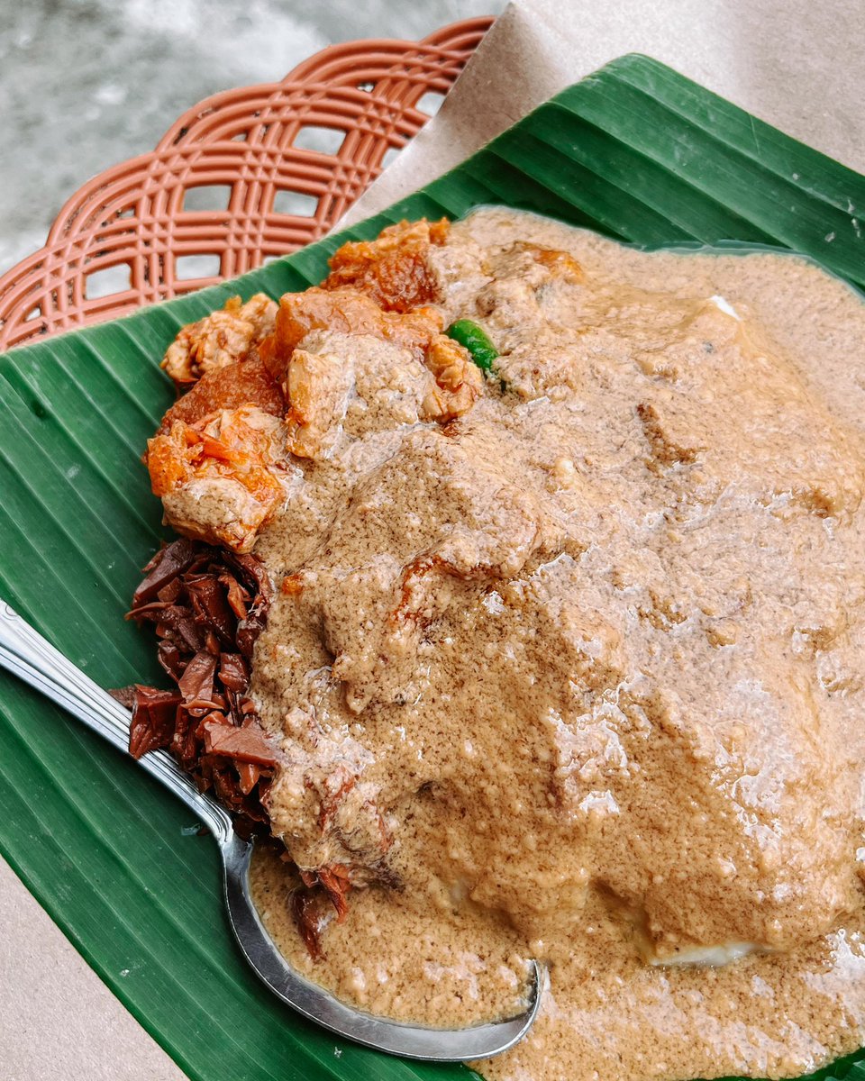 tumbarmericaa's tweet photo. Kalo Jakarta sarapan kearifan lokalnya bakmi, kalo Jogja ya Nasi Gudeg laaah 😂 ini aku mau share 5 spot Gudeg Pagi langgananku 

1. Gudeg Mba Pirang, Babarsari.
Wah ini favorito banget, selain penjualnya yg nyentrik dan ramah, gudegnya ga terlalu manis, ada lauk mercon, dan kuncian nikmatnya di arehnya yang gurih banget 🤤
