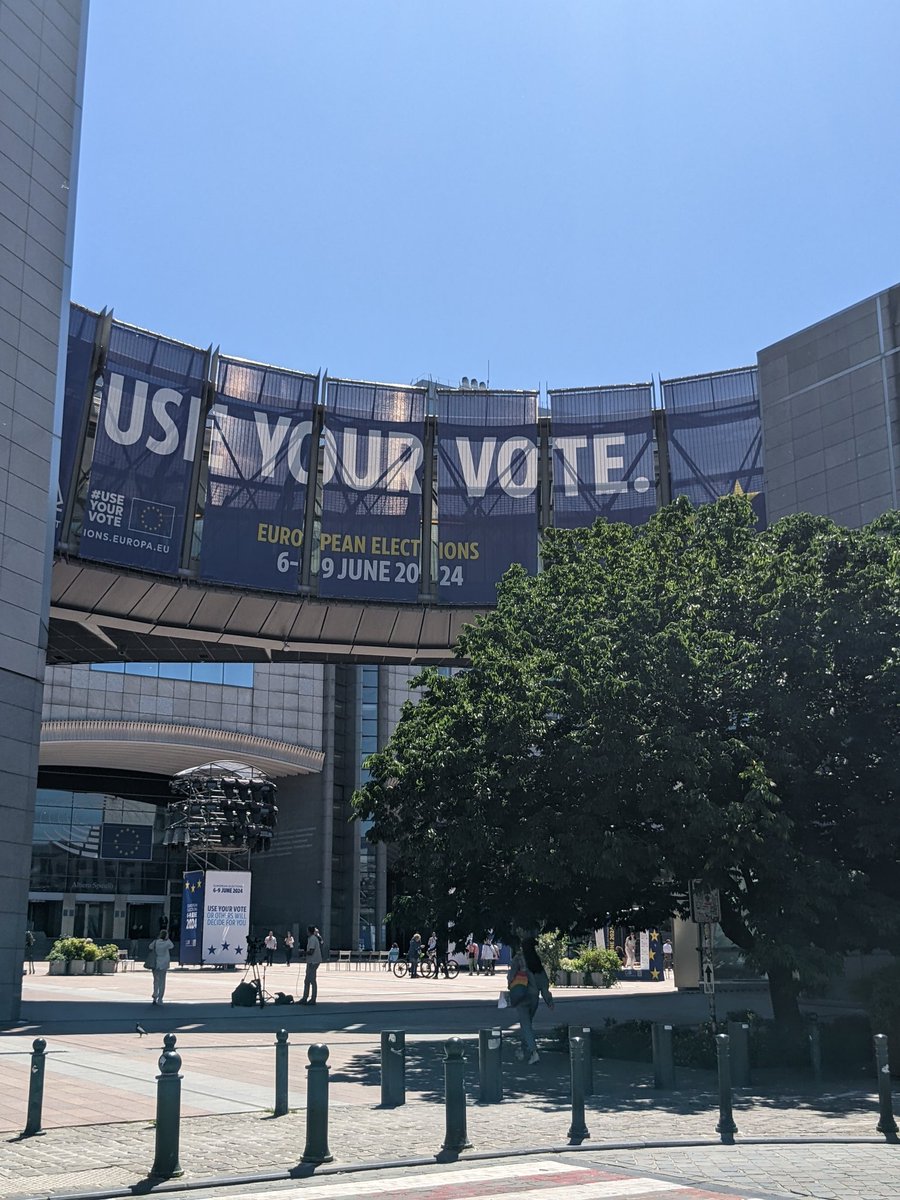 Good morning from #Brussels. It's a good day to vote. Covering the #EuropeanElections2024 for <a href="/SWRAktuellBW/">SWR Aktuell BW</a> today. Half of the city still seems asleep. It's going to be a long Election Night. Official European Results coming in after 11pm. National estimates from 6pm on.