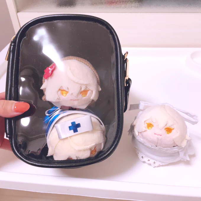 柔らかいのでそのまま入れるとつんのめったですが、底にシュシュとか布入れたら少し持ち直しましたね。前後が柔らかい