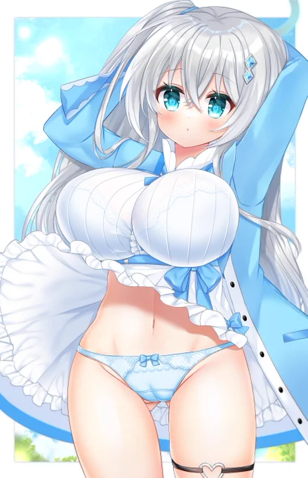 髪のリボンを結び直しててスカートがめくれている事に気付いてない女の子 