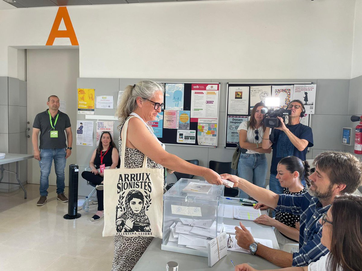 Vot <a href="/aramesIB/">arames</a> - Ara Repúbliques per la democràcia, aturar el feixisme, per una Europa dels pobles, de pau, justa, verda, feminista i en català, perquè se'ns reconegui l’insularitat, i tothom pugui tenir una casa, pel decreixement turístic i per tenir una vida digna al nostre país
