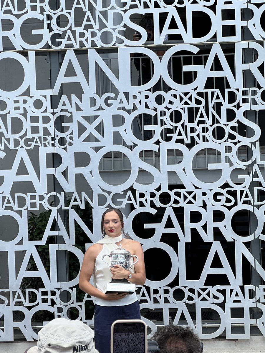 MTrabski's tweet photo. 🏆 Sesja zdjęciowa Igi Świątek z jej czwartym w karierze trofeum Suzanne Lenglen 🫶🏼

🇬🇧 Iga Swiatek's photo shoot with her fourth career Suzanne Lenglen trophy.

#rolandgarros https://t.co/a1om2v70cA