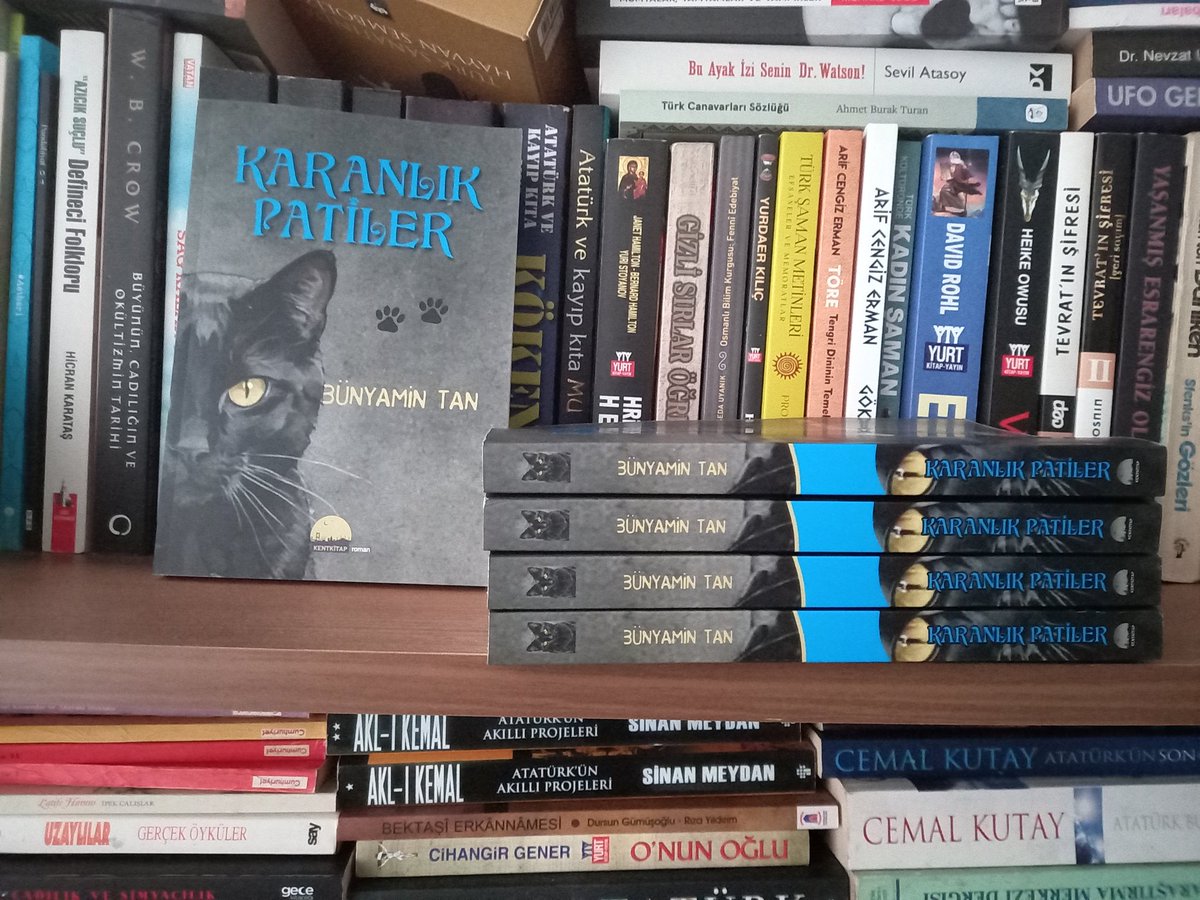 BnyaminTan26's tweet photo. Yeni romanım...
@kentkitap 
Sonunda kütüphanemi teşrif ettiler... 🤓📚 https://t.co/fnpotyn2Lh