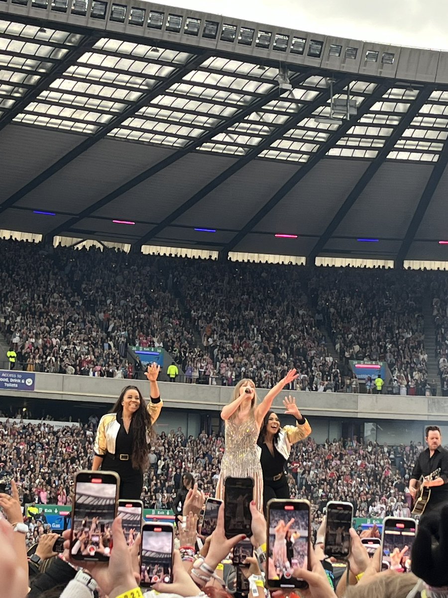 DanielleCisler's tweet photo. It was rare, we were there. we remember it all too well 

#EdinburghTStheErasTour @CLECLOTHINGCO https://t.co/UTMCb7MkMx