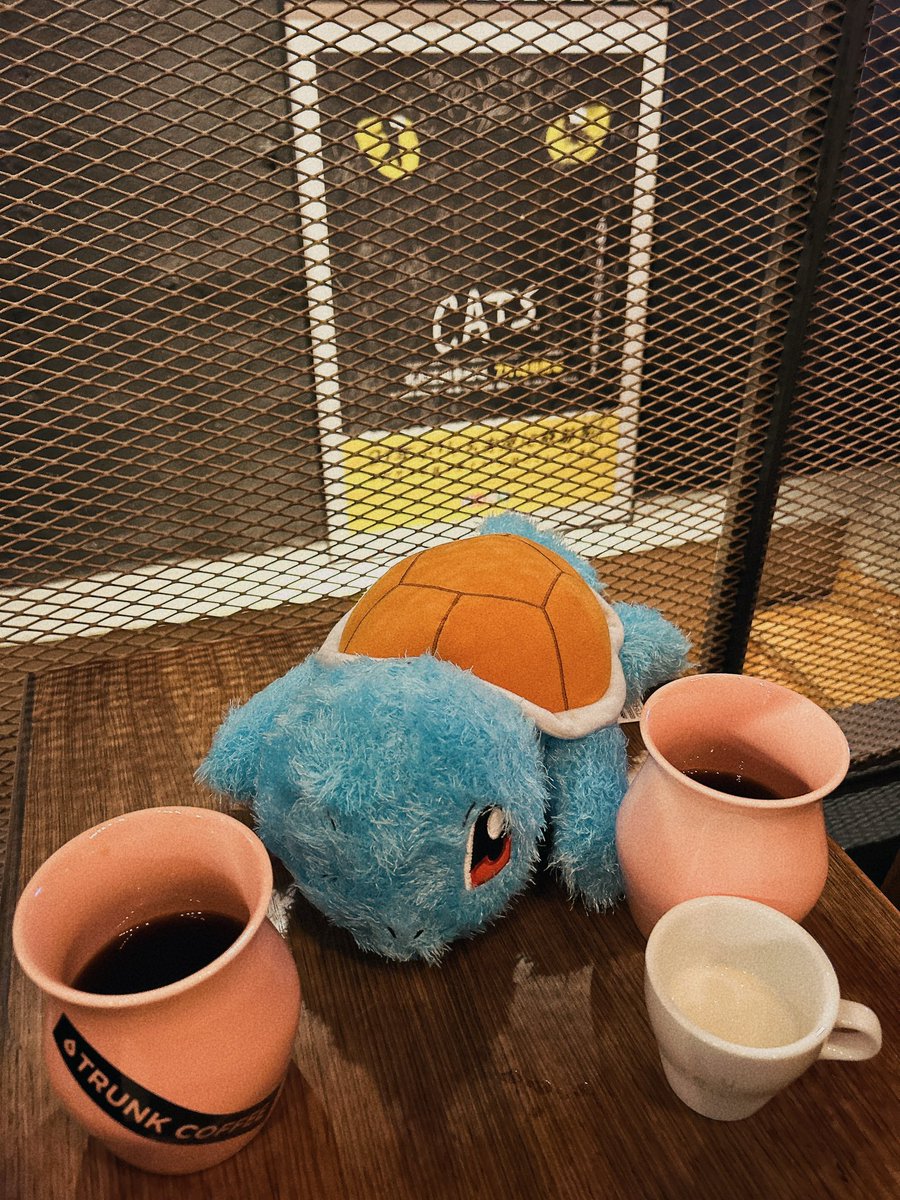 07_kaeru_p's tweet photo. コーヒー飲みたくて入ってみたお店にキャッツのサイン入りポスターがあったけど前のやつかな🤔
コロンビアのX.O Rum Barrel Washedってやつ頼んでみた!
香りもラムレーズンとかバニラっぽさがあって、苦味は強くなくて飲みやすい甘み😌
#trunkcoffee https://t.co/8w5k8C6l1r