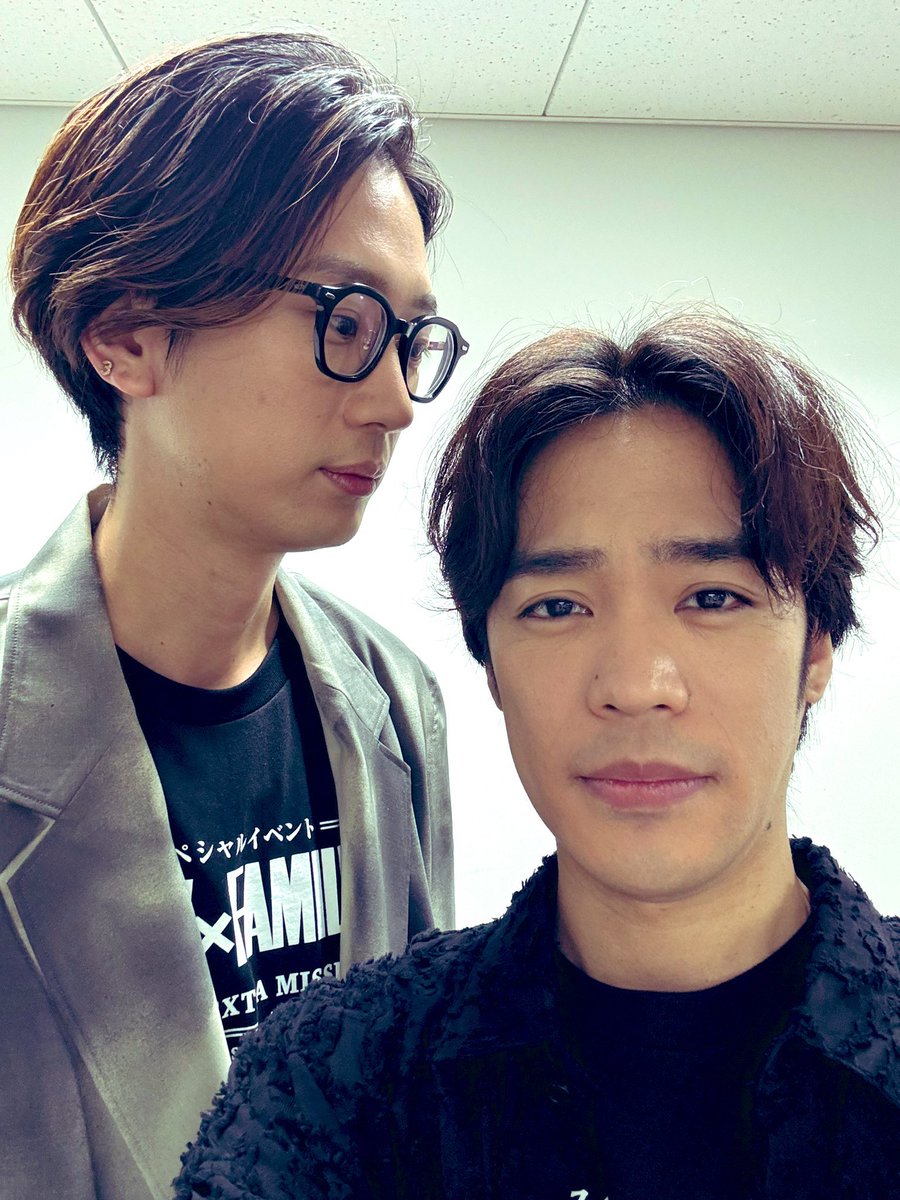 _mika60_'s tweet photo. Ono Kensho (Yuri)'s pictures with Hayami Saori (Yor) and Eguchi Takuya (Loid) from the #spy_family event are too funny...🤣🤣

"LOOK IT'S SIS 🥰" vs. "Hello, bro-in-law 🙄" https://t.co/If8PXqehM4