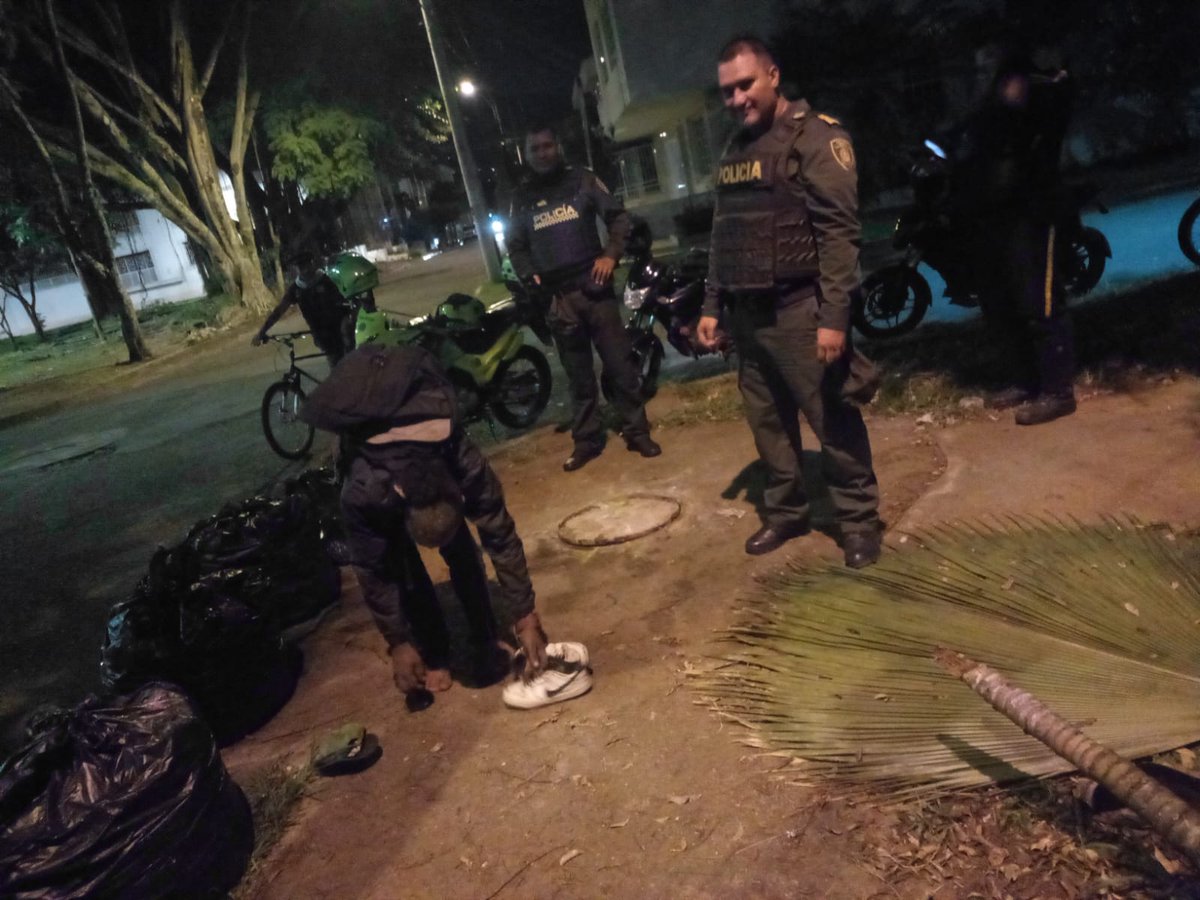 comgeser's tweet photo. Integrantes de la Comunidad del B/Ingenio de @AlcaldiaDeCali informaron oportunamente a la @PoliciaCali y a la Unidad de Seguridad de @EMCALIoficial el presunto hurto de infraestructura de SSPP. @SeguridadCali @JGarciaG1 agradece a la  comunidad e invita a seguir denunciando https://t.co/EXGCqA8aSj