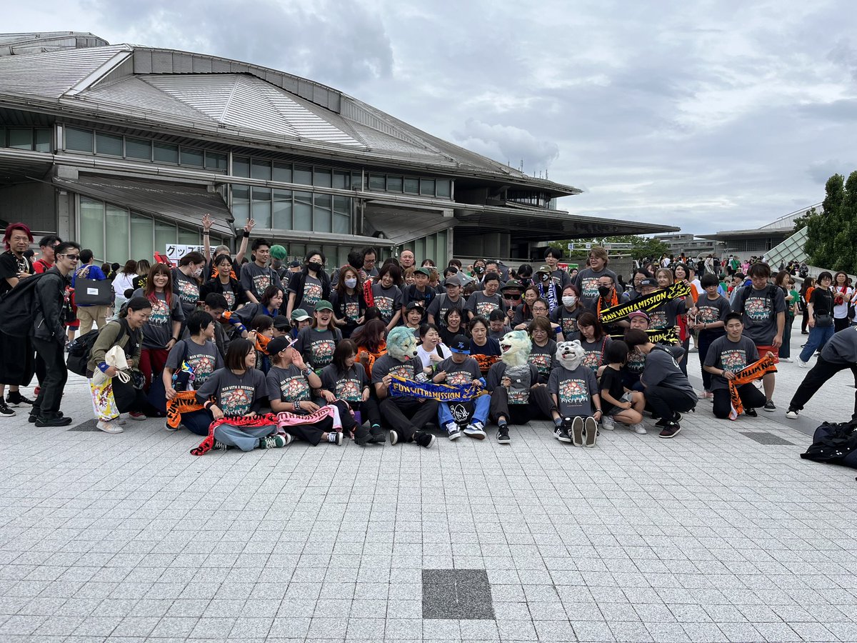 RYqApa8Z9l3Upx2's tweet photo. 東京体育館
帰りの新幹線でまさかのガウラーさん並びにビックリΣ(Ꙭ )!
図々しくお声がけさせてもらって繋がらせていただいちゃった(´>∀<｀)ゝ
楽しすぎな2日間
 #MWAM 
 #FCツアー
 #箱推し 
#マンウィズ
 #オオカミ好きと繋がりたい https://t.co/DKwiGyUuXr
