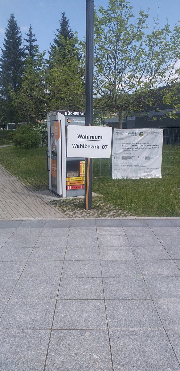 Heute ist wählen wichtig. Wer nicht wählen geht, wählt AfD oder schlimmeres. Darum nutzt euren Sonntagsspaziergang und geht wählen. Wir schließen uns der Wahlempfehlung vom Känguru an und empfehlen DKÜ (Das Kleinere Übel). Welche Partei das für die einzelne Person ist, wisst ihr.