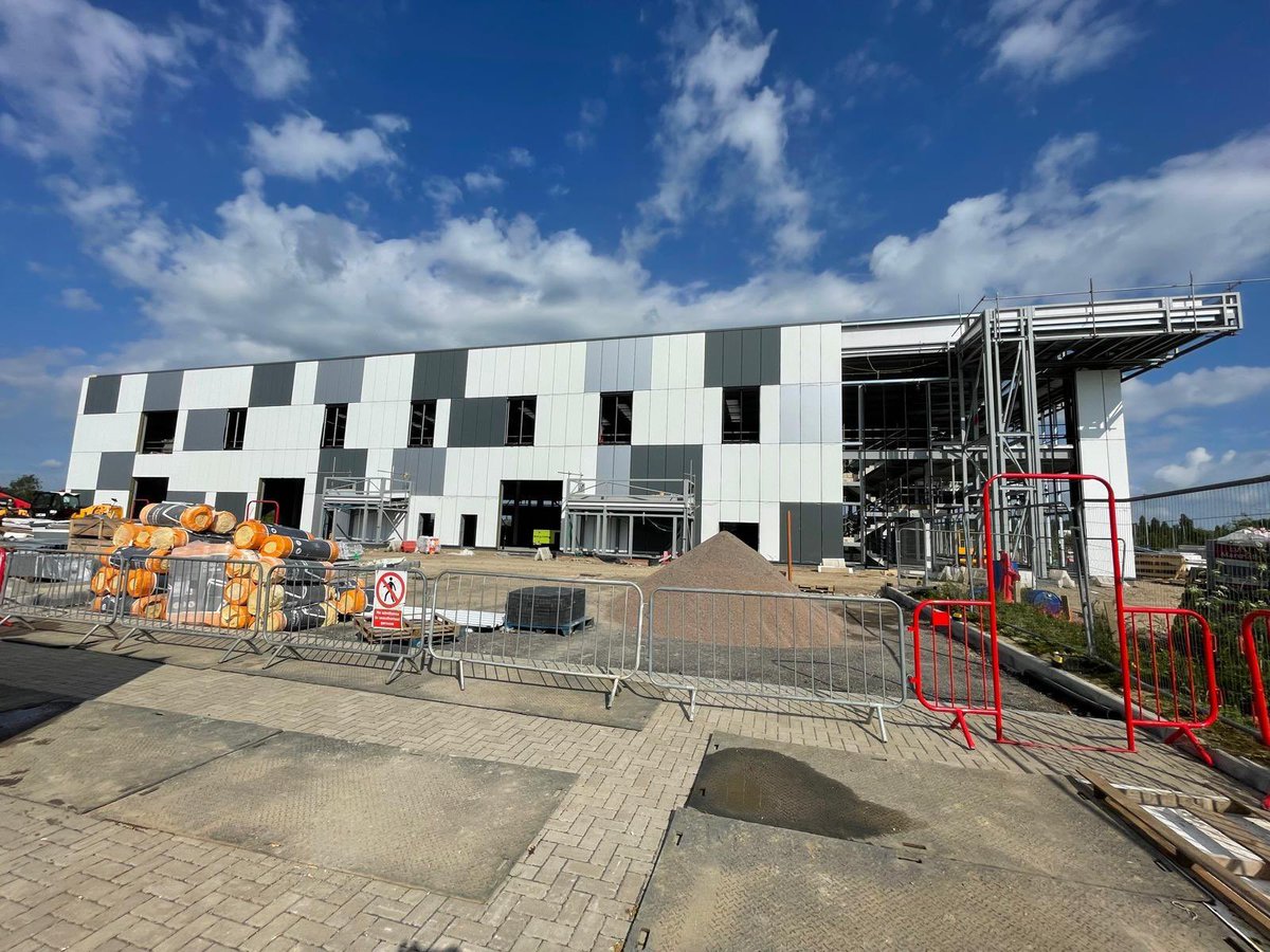 CraneCompact's tweet photo. This week Gary started a new 10 day project, assisting Cadman Cranes glazing the new Essex X-ray quarters on behalf of TJ Evers. 
The Hoeflon C6e is proving to be the perfect tool for the job.

You could say we’re glazing specialists.

Don’t strain… we crane! https://t.co/swijIi1bBl
