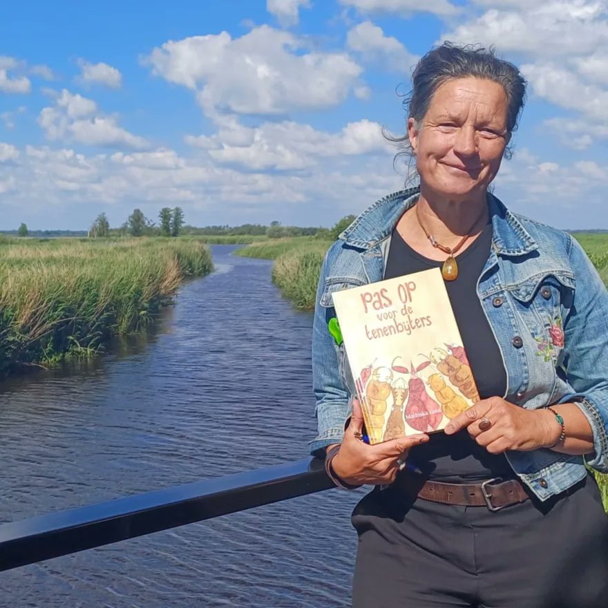 Woensdagmiddag heb ik het eerste exemplaar van mijn eigen boek Pas op voor de tenenbijters in ontvangst mogen nemen! Ben je benieuwd naar het avontuur dat Sen en Emiel onder water beleven? Via de link in mijn profiel kun je een exemplaar kopen. Veel leesplezier!