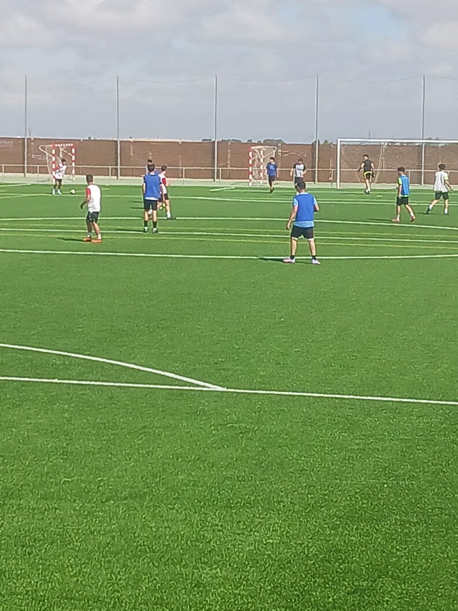 UDFDC's tweet photo. 🚨Primera convocatoria de captación 24-25‼️

Exitazo en la primera convocatoria de captación de juveniles para esta nueva temporada en #LigaNacional 

32 ha sido el número de jugadores presentados a las pruebas y con cola para la siguiente jornada.

¡Gracias chicos!

#juveniles https://t.co/iktYEzZG1B