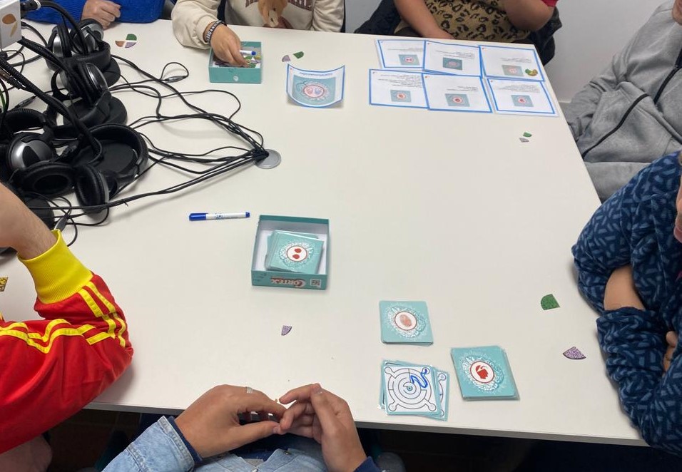 sandradenche's tweet photo. #HiloTesis2024 ¿Mejorar la Calidad de Vida de personas con DI? Proyecto "Desarrollo del dominio cognitivo-emocional y Calidad de Vida de personas adultas con Discapacidad Intelectual (DI): Adaptación de juego de mesa" @CrueUniversidad @RedDivulga @filarramendi @infouex @FFP_Uex https://t.co/qvprw2Vpq4