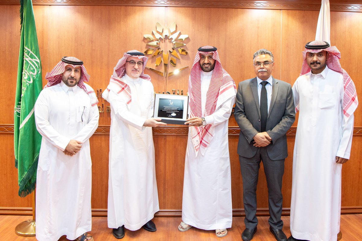 #تكريم ||

كما كرّم المدير التنفيذي لشركة دمج التقنيات الذكية الصناعية المهندس خالد حسين، مدير عام إدارة #التدريب_التقني المهندس مشعل التميمي نظير جهود الإدارة في دعم الشراكة بين الطرفين.