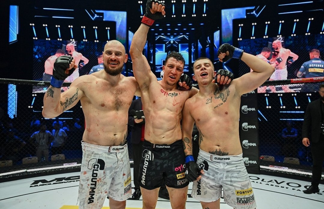 news_polska_'s tweet photo. Punktacja walk Aj vs Blonsky i Aj vs Bartman
#cloutmma #cloutmma5 #Aj #blonsky #lexy #bartman #lexychaplin #mma https://t.co/H54JXiTH7U