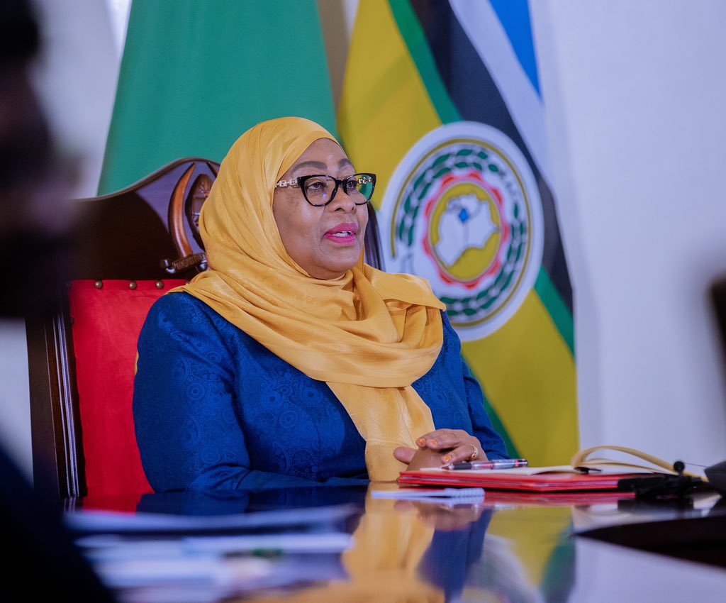 thomasjkibwana's tweet photo. Pichani ni Rais Samia akishiriki Mkutano Maalum wa 23 wa Wakuu wa Nchi Wanachama wa Jumuiya ya Afrika Mashariki uliofanyika kwa njia ya mtandao Ikulu Dar es Salaam tarehe 07 Juni, 2024.

Mitandao imekua nyenzo muhimu sio tu ya mawasiliano bali kama kifaa cha utendaji kazi. Natamani kuona mikutano mingi zaidi ikifanyika kwa njia hii.