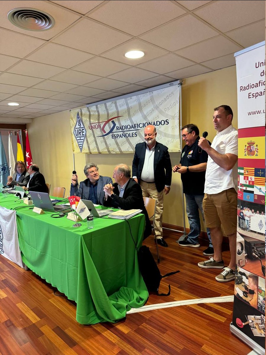 Un fin de semana intenso. Dejo esta imagen de <a href="/EA1Radio/">EA1R - Gus</a> recibiendo un merecido botón de plata de la <a href="/ure_es/">Unión de Radioaficionados Españoles</a>. 25 años de antigüedad, de los que 12 los dedicó a funciones en el ámbito Territorial en <a href="/EA1URA/">URE Asturias</a> . GRACIAS GUS 👏👏👏.

#SomosURE <a href="/ea1yo/">Pedro</a> <a href="/EC1A_Ger/">Ger EC1A</a>