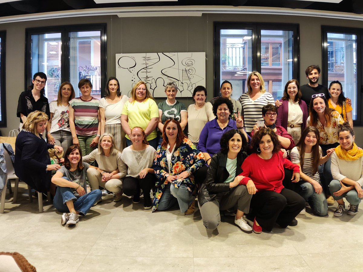 DolorOsatzenGdt's tweet photo. 👋Ultima clase del curso para mujeres con dolor crónico en el Casco Viejo de Bilbao. 💒 
Risas, agradecimientos, juego de cartas♠️,  y nuevas palabras🈶 para guardarnos: sinapsar❗, difåcil❗, culpamialgia🚫.  Con mirada de genero👓.
Empieza el viaje ✈️ a Yomicon!! https://t.co/S0ggFl5vIl