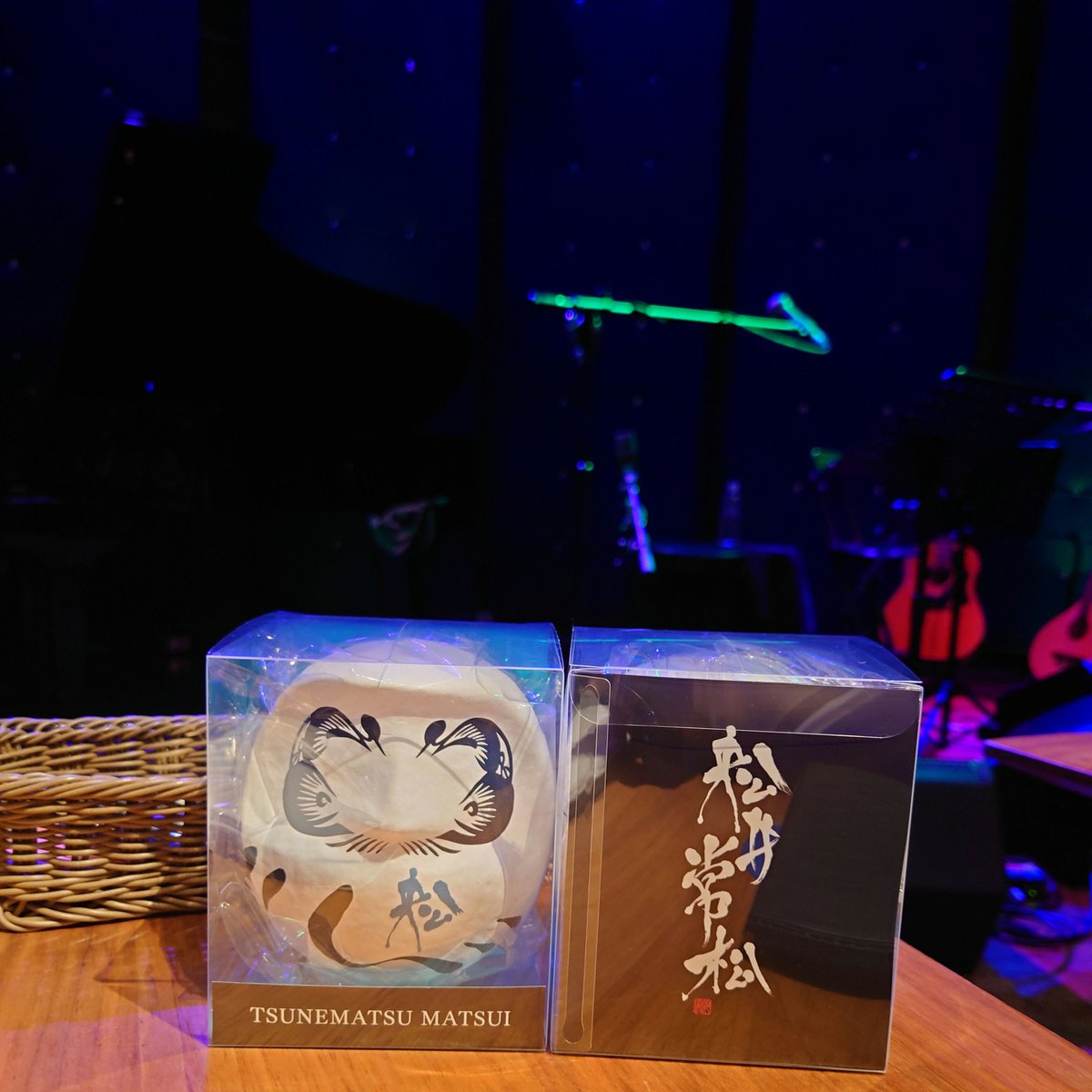 1973mamiyan's tweet photo. 常松さんの渋谷ライブ
ラジオ高崎さんから、お花が来てましたよ
そして、松の字入り限定のダルマ、とってもかっこいいです!!
他の色も作ってくれないかなー
さて、SOLID SOUNDSにライブの感想メール送らなくちゃ!!
#松井常松
#ラジオ高崎
#SOLIDSOUNDS https://t.co/ew36Jm6yPs