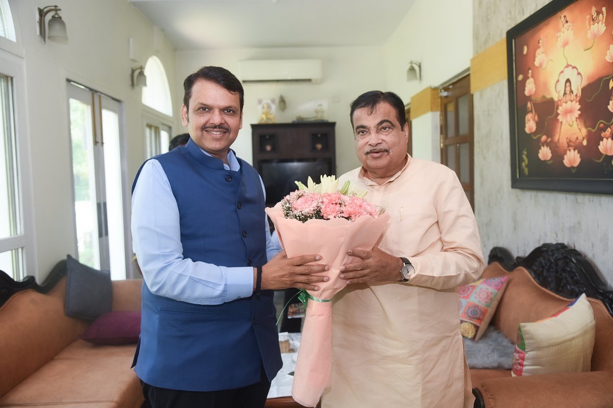 Dev_Fadnavis's tweet photo. 🔸हमारे नेता एवं मार्गदर्शक मा. नितिन गडकरी जी के नई दिल्ली स्थित आवास पर उनसे भेंट कर बधाई दी और उज्ज्वल कार्यकाल की शुभकामनाएँ दी।
🔸Visited and met our leader and inspiration Hon Nitin Gadkari ji at his residence in New Delhi.
I heartily congratulated him for such victorious journey and a bright tenure ahead !
🔸आमचे नेते आणि मार्गदर्शक मा. नितीन गडकरी जी यांच्या नवी दि��्लीतील निवासस्थानी भेटून अभिनंदन केले आणि त्यांना उज्ज्वल कार्यकाळासाठी मनःपूर्वक शुभेच्छा दिल्या !

9-6-2024 📍New Delhi | ९-६-२०२४ 📍नई दिल्ली.
@nitin_gadkari 
#Delhi #ModiAgain #Oathceremony