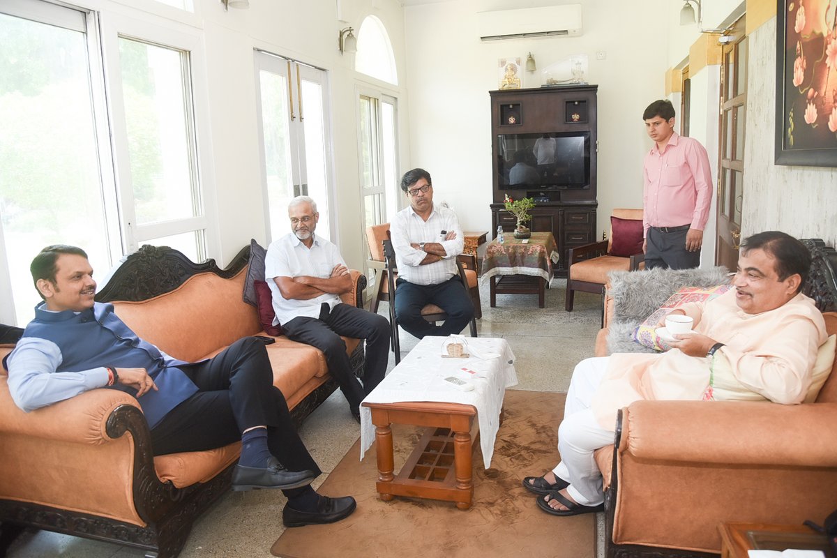 🔸हमारे नेता एवं मार्गदर्शक मा. नितिन गडकरी जी के नई दिल्ली स्थित आवास पर उनसे भेंट कर बधाई दी और उज्ज्वल कार्यकाल की शुभकामनाएँ दी।
🔸Visited and met our leader and inspiration Hon Nitin Gadkari ji at his residence in New Delhi.
I heartily congratulated him for such victorious