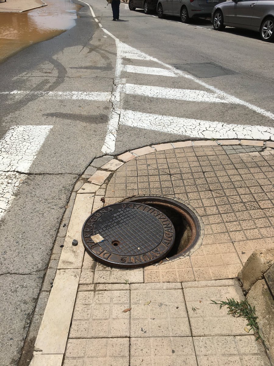 vicvictgn's tweet photo. @TGNAjuntament  y @guardia_urbana de Tarragona esta muy bien que abrais cloacas para sanear lo antes posible las calles, pero no esta nada bien que no lo señalicéis pues me ha costado un buen susto. Podia haber sido mucho mas grave. Carrer Josep Ras i Claravalls. https://t.co/JzDFcfhuSk