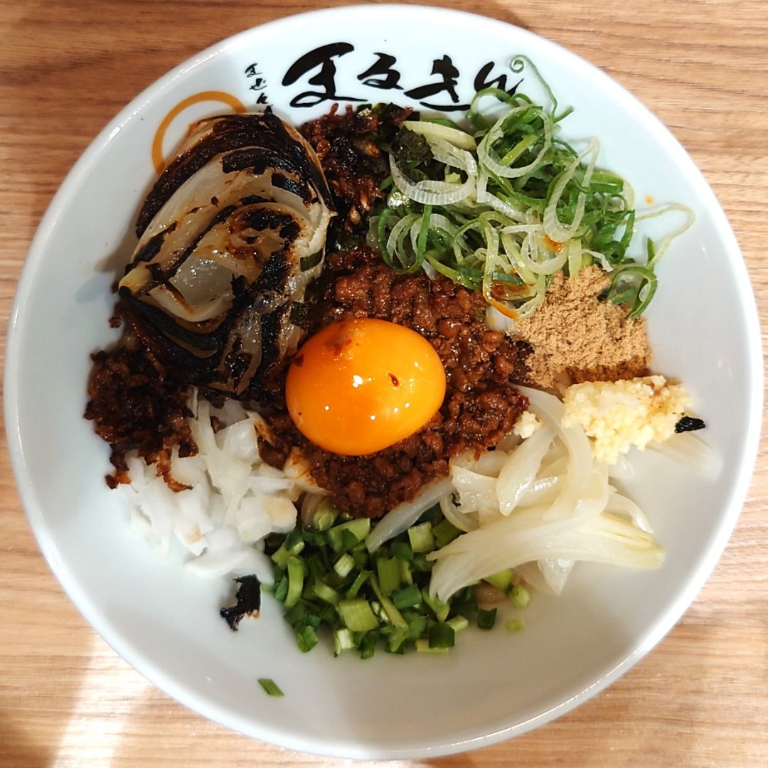 ramen__engineer's tweet photo. 少し投稿を休んでましたが移住生活に慣れたので再開します🍜
↓
店名：まぜそば まるきん
メニュー：淡路島まぜそば 1,300円

2022年1月淡路島にオープンした台湾まぜそば専門店✨
4種類の淡路島玉ねぎを使っている「淡路島まぜそば」は絶品でした🍜

詳しい情報はブログへ↓
https://t.co/4v3cJazNQp https://t.co/8rXUSjZJS8