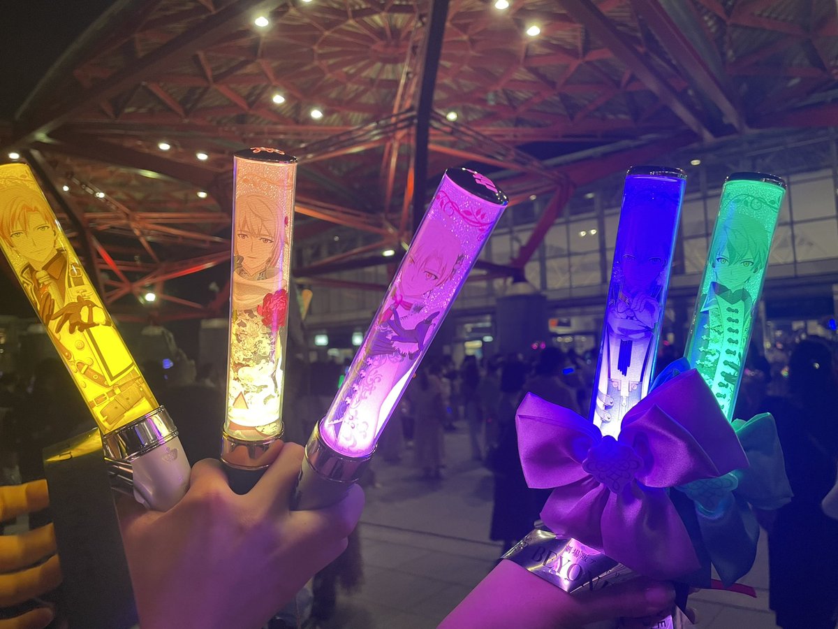ringo9524's tweet photo. 幕張出ます！！
銀テとキラキラのお配りお姉さんしてました✋
2階席、3階席の人にたくさん配れたようなので任務完了∠(￣^￣)
すんごく楽しかった！！！！！ https://t.co/lp0bfz1827