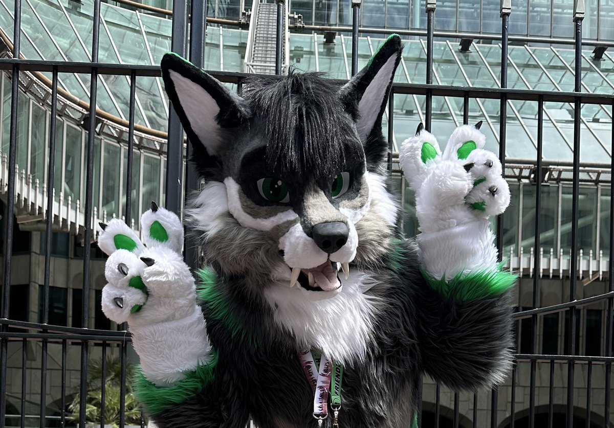 Corasik2's tweet photo. @GoFurItstudios @BeastLabsSuits #SabertoothSunday https://t.co/0QQULixQJ1