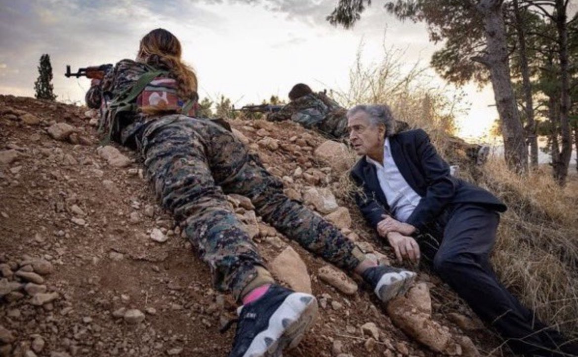 TribunePop23's tweet photo. Selon BHL, la guerre se résume à sentir le fond d'un pantalon en costume dans un fossé.

Bref BHL est un propagandiste. 

#Ukraine #Russie #Propagande https://t.co/1l9IqTcVhz