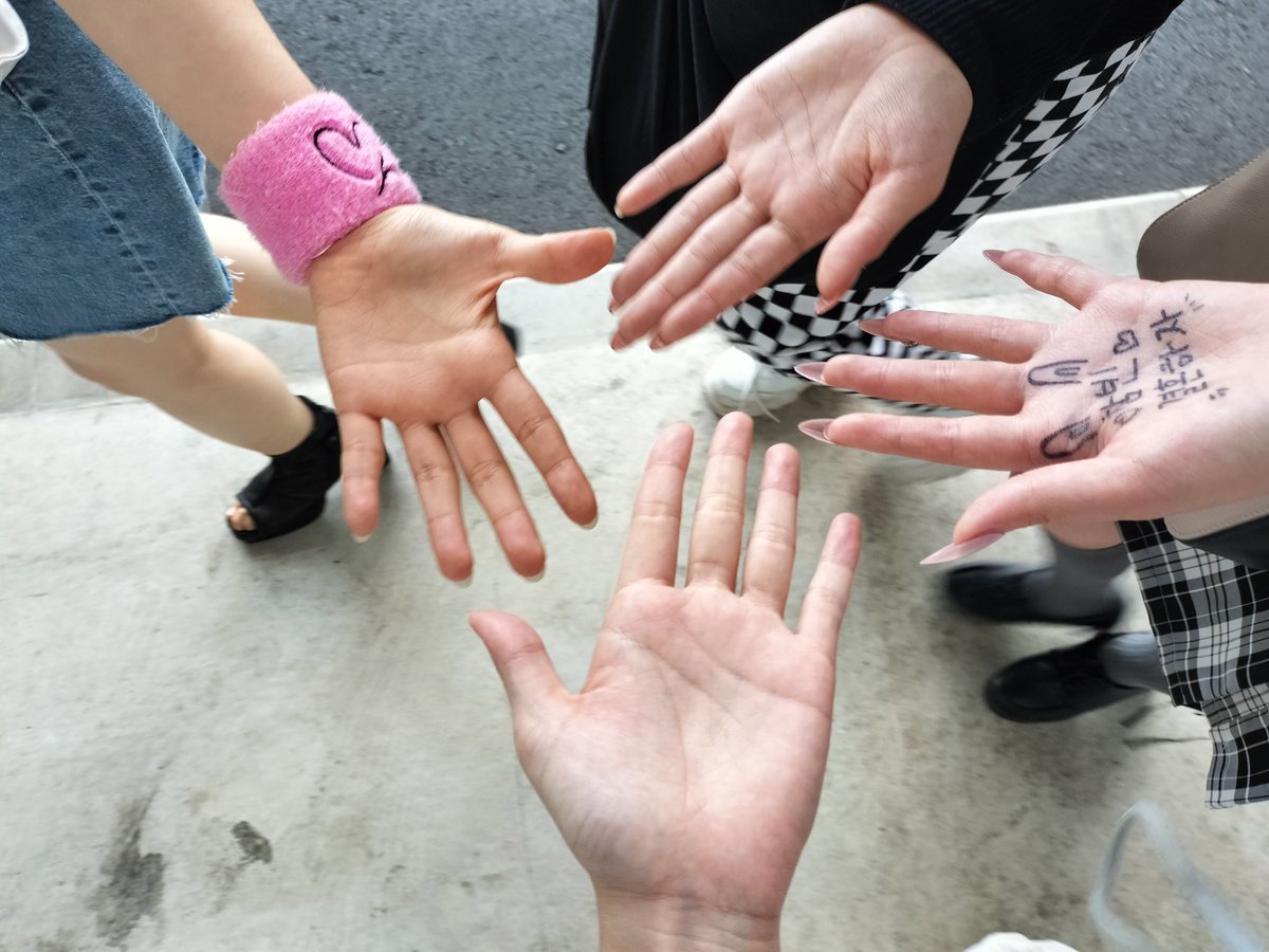 BiniJini_'s tweet photo. あとは前後のチャンビンペンさんと喋れてほんまにーーー嬉しかった楽しかった！
うちらの列だけちょー盛り上がっててみんなずっと踊って騒いでて、可愛くて明るくておもしれー女で最高ですねステイ💖💖 https://t.co/PRdVDSozmA