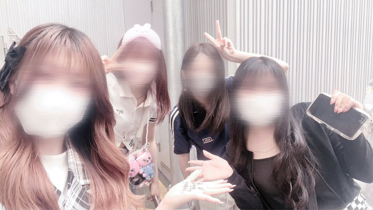 BiniJini_'s tweet photo. あとは前後のチャンビンペンさんと喋れてほんまにーーー嬉しかった楽しかった！
うちらの列だけちょー盛り上がっててみんなずっと踊って騒いでて、可愛くて明るくておもしれー女で最高ですねステイ💖💖 https://t.co/PRdVDSozmA