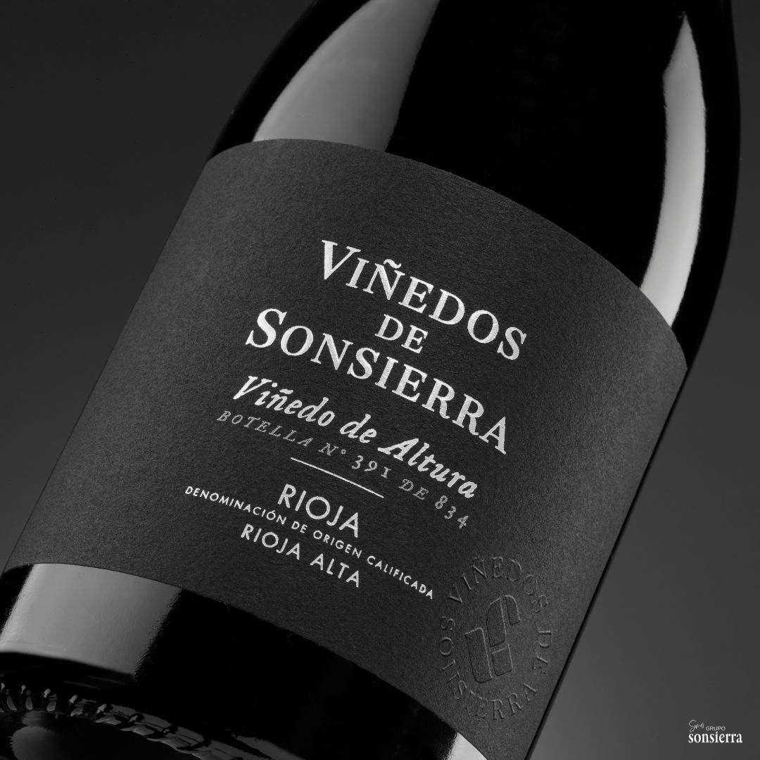 🍇✨ ¡Presentamos la nueva añada 2021 de nuestro VIÑEDO DE ALTURA! 

🍷 La frescura de la Sonsierra afinada tras su paso por el hormigón. El tempranillo en su máxima expresión.

#bodegassonsierra #sanvicentedelasonsierra
