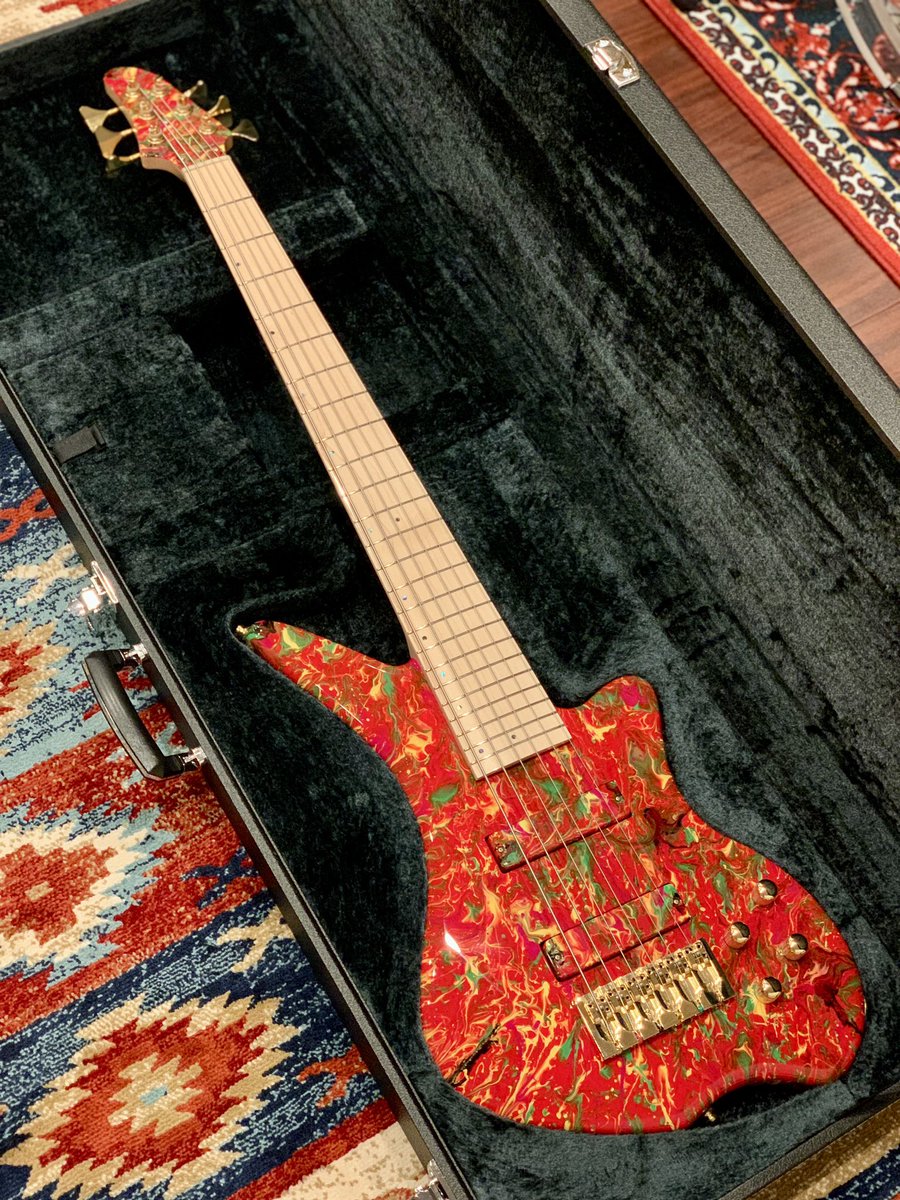 my new gear ESP Bandit Six 私のベースの旅の終着地です。 中坊の